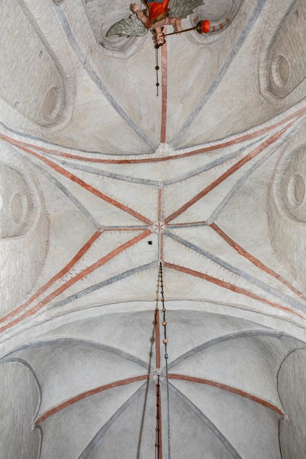 Øverst i billedet hvælv i apsis, derunder stjernehvælv i koret og nederst krydshvælv med halvkapper i skibets første fag.