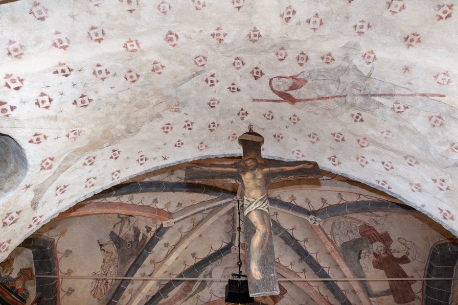 Korbue set fra koret mod skibet.