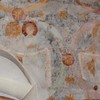 20. To profeter eller martyrer. Oprindeligt en trekvart medaljon på grund af det romanske vindue. [Tv ad dexteram] dei sedes in gloria patri[s].